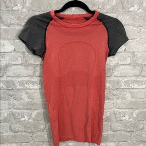 Lululemon Run: Swiftly Tech Short Sleeve
Love Red / Deep Coal